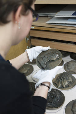 Récolement de la collection de médaillons de David d’Angers dans les réserves du musée de Beaux-Arts. Copyright Musées d'Angers_F.Bagin