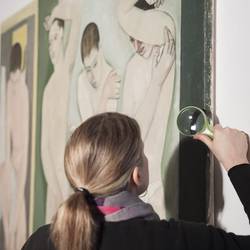 Phase d’observation de l’état de l’oeuvre lors du récolement au musée Jean Lurçat et de la tapisserie contemporaine. Copyright Musées d'Angers_F.Bagin
